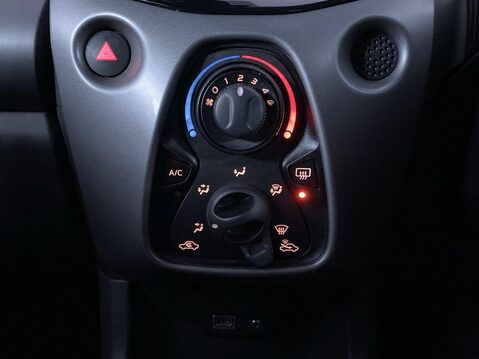 Toyota Aygo 1.0 VVT-i x-play Hatchback 5dr Petrol x-shift Euro 6 (Safety Sense) (71 ps) 31