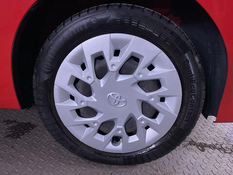 Toyota Aygo 1.0 VVT-i x-play Hatchback 5dr Petrol x-shift Euro 6 (Safety Sense) (71 ps) 12