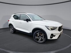 Volvo XC40 2.0 B3 MHEV Plus SUV 5dr Petrol Hybrid DCT Auto Euro 6 (s/s) (163 ps) Half
