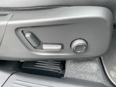 Volvo XC40 2.0 B3 MHEV Plus SUV 5dr Petrol Hybrid DCT Auto Euro 6 (s/s) (163 ps) Half 16