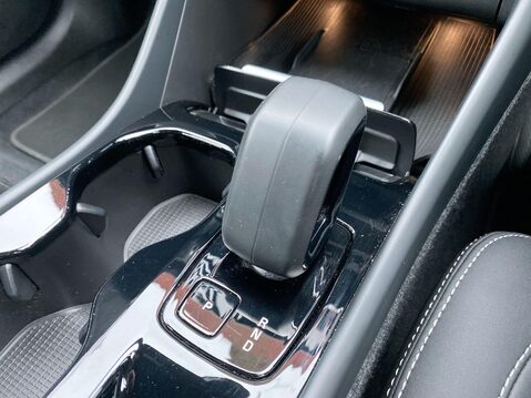 Volvo XC40 2.0 B3 MHEV Plus SUV 5dr Petrol Hybrid DCT Auto Euro 6 (s/s) (163 ps) Half 11