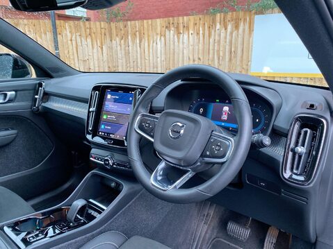 Volvo XC40 2.0 B3 MHEV Plus SUV 5dr Petrol Hybrid DCT Auto Euro 6 (s/s) (163 ps) Half 6
