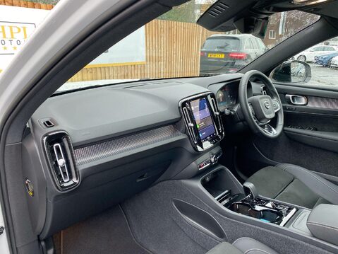 Volvo XC40 2.0 B3 MHEV Plus SUV 5dr Petrol Hybrid DCT Auto Euro 6 (s/s) (163 ps) Half 8