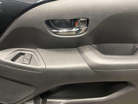 Citroen C1 1.0 VTi Shine Hatchback 5dr Petrol Manual Euro 6 (s/s) (72 ps) DAB Radio 23