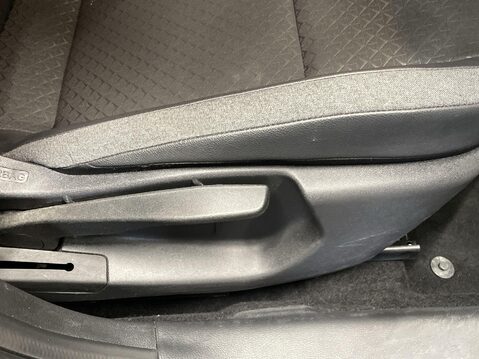 Nissan Juke 1.0 DIG-T N-Connecta SUV 5dr Petrol Manual Euro 6 (s/s) (114 ps) Alloy Whee 22