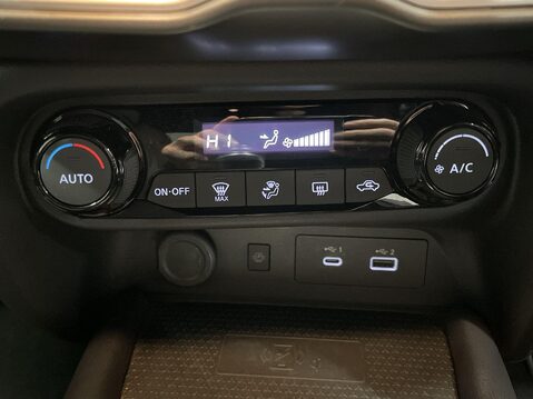 Nissan Juke 1.0 DIG-T N-Connecta SUV 5dr Petrol Manual Euro 6 (s/s) (114 ps) Alloy Whee 25