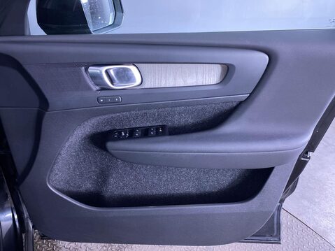 Volvo XC40 1.5 T3 Inscription SUV 5dr Petrol Manual Euro 6 (s/s) (163 ps) Leather - Cr 27