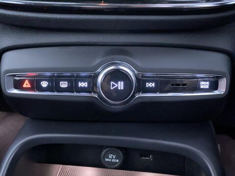 Volvo XC40 1.5 T3 Inscription SUV 5dr Petrol Manual Euro 6 (s/s) (163 ps) Leather - Cr 32