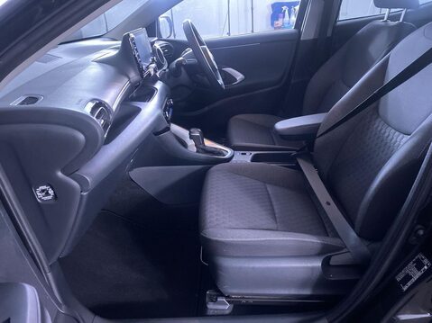 Toyota Yaris 1.5 VVT-h Design Hatchback 5dr Petrol Hybrid E-CVT Euro 6 (s/s) (116 ps) DA 17