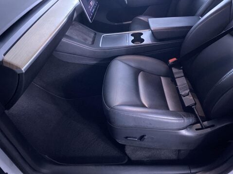 Tesla Model Y (Dual Motor) Long Range SUV 5dr Electric Auto 4WDE (384 bhp) Privacy Glass 17