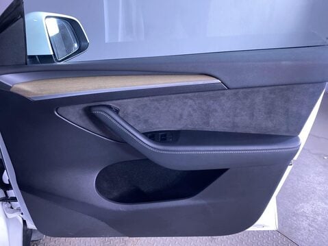 Tesla Model Y (Dual Motor) Long Range SUV 5dr Electric Auto 4WDE (384 bhp) Privacy Glass 27