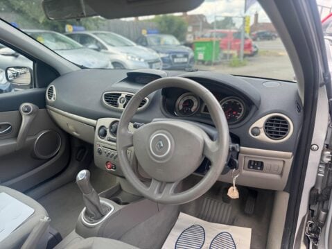 Renault Clio 1.4 16v Privilege 5dr 9
