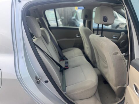 Renault Clio 1.4 16v Privilege 5dr 11