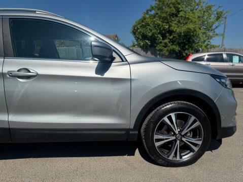 Nissan Qashqai 1.3 DIG-T N-Connecta Euro 6 (s/s) 5dr 9