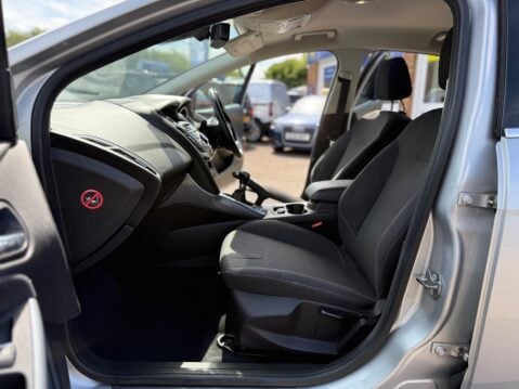 Ford Focus 1.6 Titanium Euro 5 5dr 16