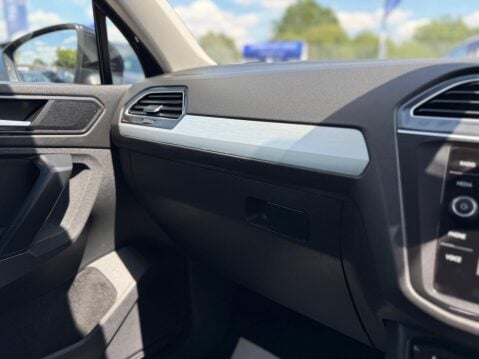 Volkswagen Tiguan 2.0 TDI SE Navigation DSG 4Motion Euro 6 (s/s) 5dr 46