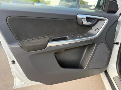 Volvo XC60 2.0 D4 R-Design Nav Auto Euro 6 (s/s) 5dr 23
