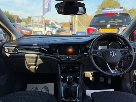 Vauxhall Astra 1.4i Turbo SRi Nav Euro 6 5dr 29