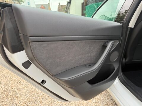 Tesla Model 3 (Dual Motor) Long Range Auto 4WDE 4dr 39