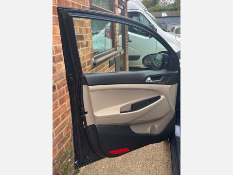 Hyundai TUCSON 2.0 Tucson Premium CRDi Auto 4WD 5dr 37