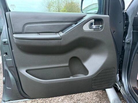 Nissan Navara 2.5 dCi Tekna Pickup Double Cab 4dr Diesel Auto 4WD Euro 4 (190 ps) 45