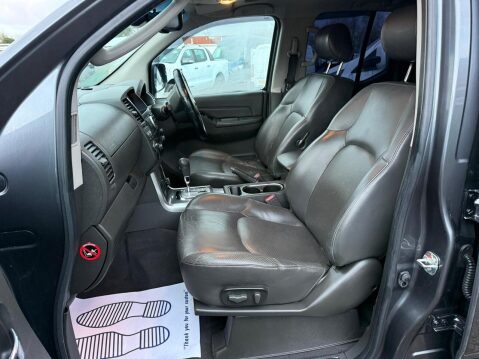 Nissan Navara 2.5 dCi Tekna Pickup Double Cab 4dr Diesel Auto 4WD Euro 4 (190 ps) 29