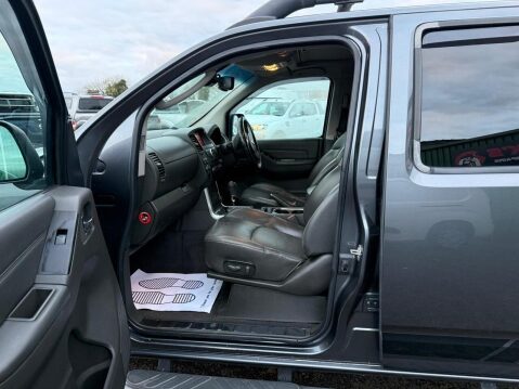 Nissan Navara 2.5 dCi Tekna Pickup Double Cab 4dr Diesel Auto 4WD Euro 4 (190 ps) 30
