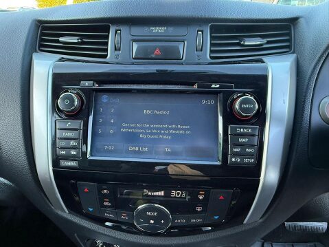 Nissan Navara 2.3 dCi Tekna Pickup Double Cab 4dr Diesel Auto 4WD Euro 6 (190 ps) 37