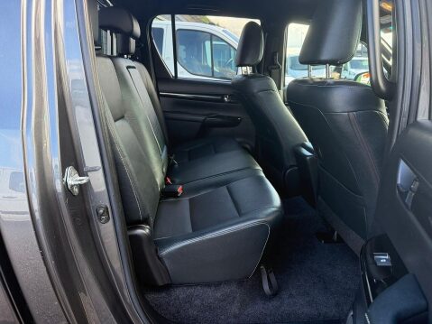 Toyota Hilux 2.4 D-4D Invincible X Pickup Double Cab 4dr Diesel Auto 4WD Euro 6 (TSS, 3. 29