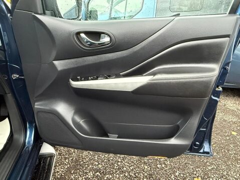 Nissan Navara 2.3 dCi Tekna Pickup Double Cab 4dr Diesel Auto 4WD Euro 6 (190 ps) 35