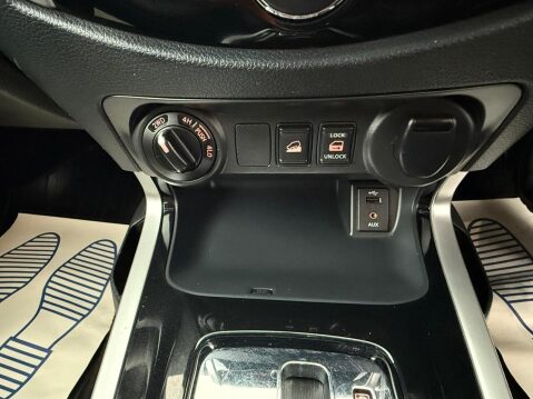 Nissan Navara 2.3 dCi Tekna Pickup Double Cab 4dr Diesel Auto 4WD Euro 6 (190 ps) 23