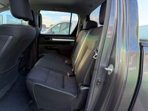Toyota Hilux 2.4 D-4D Invincible Pickup Double Cab 4dr Diesel Auto 4WD Euro 6 (s/s) (TSS 35