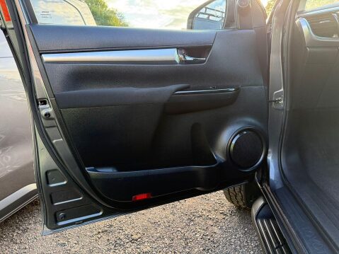 Toyota Hilux 2.4 D-4D Invincible Pickup Double Cab 4dr Diesel Auto 4WD Euro 6 (s/s) (TSS 49