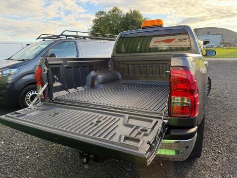 Toyota Hilux 2.4 D-4D Invincible Pickup Double Cab 4dr Diesel Auto 4WD Euro 6 (s/s) (TSS 40