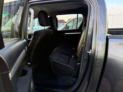 Toyota Hilux 2.4 D-4D Invincible Pickup Double Cab 4dr Diesel Auto 4WD Euro 6 (s/s) (TSS 36