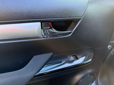 Toyota Hilux 2.4 D-4D Invincible Pickup Double Cab 4dr Diesel Auto 4WD Euro 6 (s/s) (TSS 47