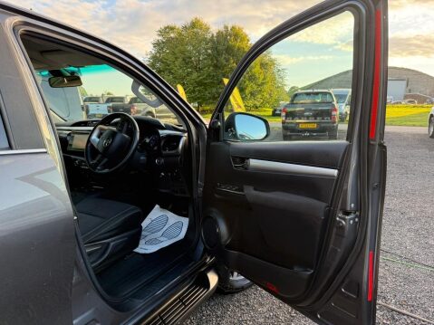 Toyota Hilux 2.4 D-4D Invincible Pickup Double Cab 4dr Diesel Auto 4WD Euro 6 (s/s) (TSS 44