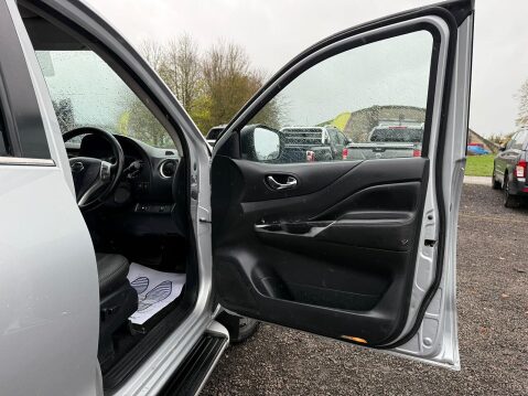 Nissan Navara 2.3 dCi Tekna Pickup Double Cab 4dr Diesel Auto 4WD Euro 6 (190 ps) 37