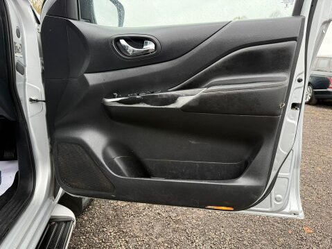 Nissan Navara 2.3 dCi Tekna Pickup Double Cab 4dr Diesel Auto 4WD Euro 6 (190 ps) 36