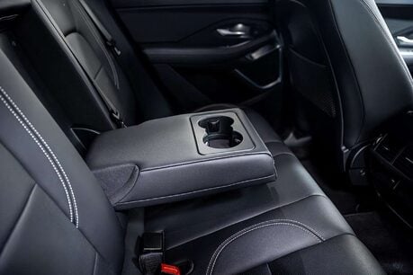 Jaguar E-Pace 1.5 P300e 11.5kWh R-Dynamic SE Black SUV 5dr Petrol Plug-in Hybrid Auto AWD 20