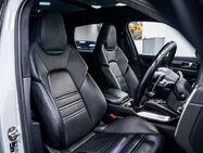Porsche Cayenne 4.0T V8 GPF Turbo SUV 5dr Petrol TiptronicS 4WD Euro 6 (s/s) (550 ps) 3