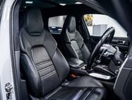 Porsche Cayenne 4.0T V8 GPF Turbo SUV 5dr Petrol TiptronicS 4WD Euro 6 (s/s) (550 ps) 3