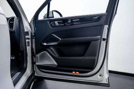 Porsche Cayenne 4.0T V8 GPF Turbo SUV 5dr Petrol TiptronicS 4WD Euro 6 (s/s) (550 ps) 24