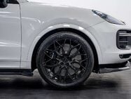 Porsche Cayenne 4.0T V8 GPF Turbo SUV 5dr Petrol TiptronicS 4WD Euro 6 (s/s) (550 ps) 15