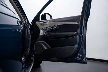 Volvo XC90 2.0h T8 Recharge 18.8kWh Ultimate Dark SUV 5dr Petrol Plug-in Hybrid Auto 4 25