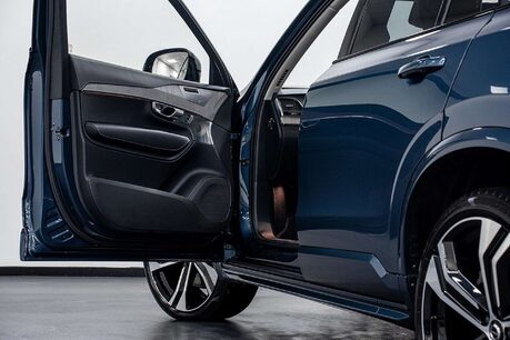 Volvo XC90 2.0h T8 Recharge 18.8kWh Ultimate Dark SUV 5dr Petrol Plug-in Hybrid Auto 4 6