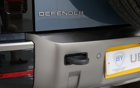 Land Rover Defender 110 D250 x-Dynamic HSE - 1 Owner 17