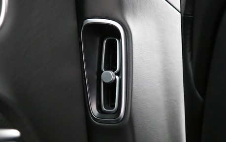 Aston Martin DBX V8 - Convenience / DB Elegance / Indulgence Pack 32
