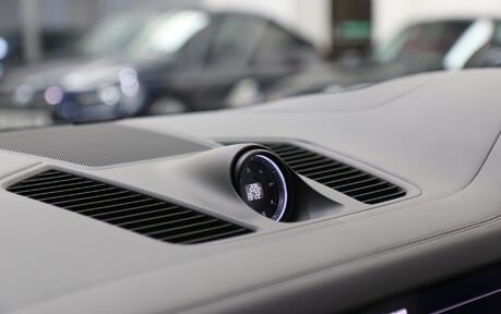 Porsche Cayenne V6 e-Hybrid - Pan Roof, Air Suspension, Head Up Display 17