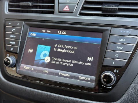 Hyundai i20 PREMIUM NAV AUTO 17